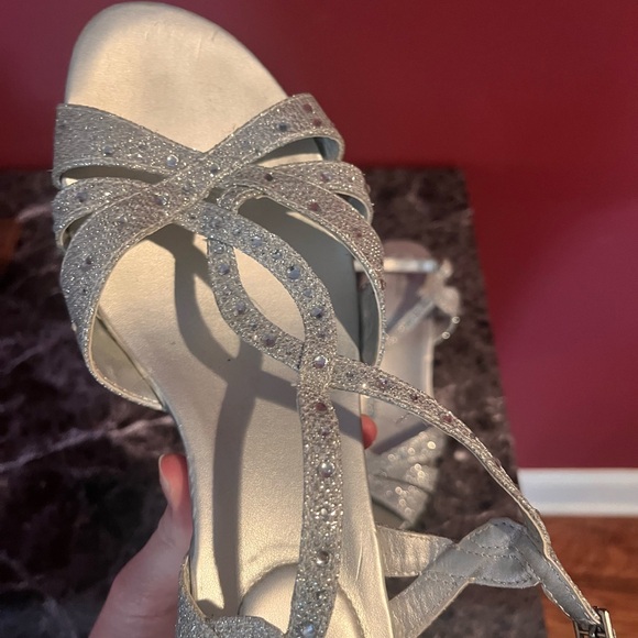 Sparkly silver Bandolino dress shoes - Picture 4 of 5